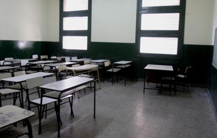 La suspensión no aplica para las universidad, debido a que ellos gozan de autonomía.