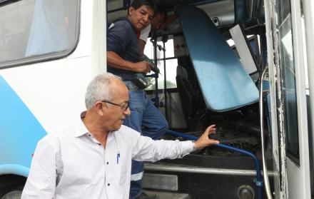 Datos. El dirigente de la cooperativa Pascuales, Marcos Ramírez, indica el sitio para el sistema climatizado.  