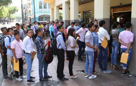 Imagen referencial. Jóvenes hacen filas con carpetas en mano para presentarse a entrevistas de trabajo.