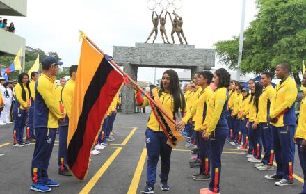 Abanderamiento. La portaestandarte tricolor para estos Juegos Panamericanos, Tamara Salazar, cobijó con la bandera a parte de la delegación nacional en el acto protocolario en la explanada de la casa del olimpismo ecuatoriano.