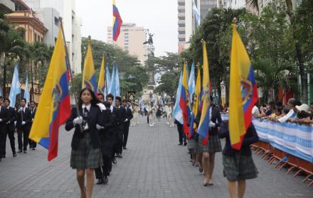 Hecho. En la 9 de Octubre, los espectadores observaron el espectáculo tras una reja que evitó que las personas crucen entre los alumnos.