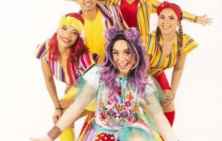 Este espectáculo cuenta la historia de Relojita, una niña mágica del espacio que viaja en un reloj.