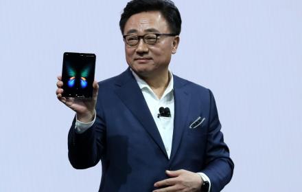 Samsung presenta el primer teléfono con pantalla plegable del mercado