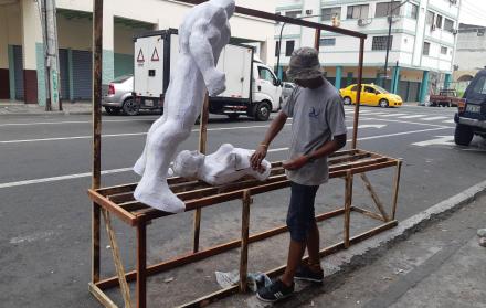 El artesano Miguel Carrera arma la escena que se viralizó en las redes sociales.