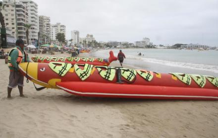 Servicios. Los comerciantes como César Quimí se alistan para atender a los turistas que llegarán a Salinas.
