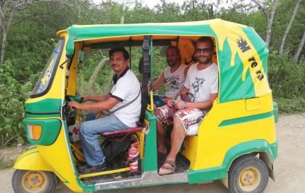 Transporte. Los turistas pueden acceder a la playa Los Frailes en mototaxi.