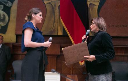 La presidenta de la Asamblea Nacional, Elizabeth Cabezas, tomó el juramento de rigor y posesionó a Reyes en reemplazo de Torres.