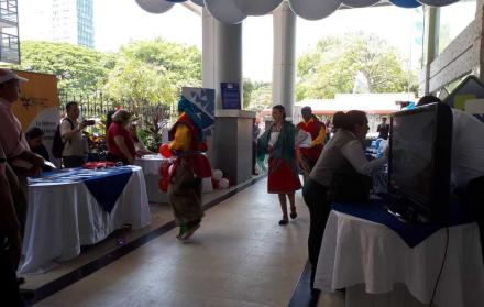 Un grupo folclórico amenizó la jornada de esta mañana, en la Corte de Guayaquil.