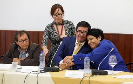 Conmovida. La presidenta de la Comisión de Fiscalización, María José Carrión, ofreció su apoyo a los familiares de los periodistas asesinados.