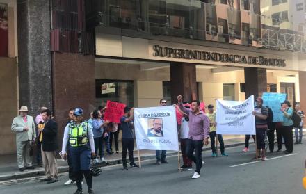 La mañana de este lunes, los agentes llegaron a la Superintendencia de Bancos, en el centro de Guayaquil, para exigir la destitución de Galo Del Pozo.