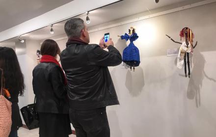 Los visitantes quedaron sorprendidos ante los detalles de las muñecas.