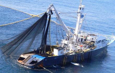 Imagen referencial. Barco pesquero en altamar cerca a las Islas Galápagos.