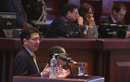 El exprocurador del Estado, Diego García, durante su intervención en la sesión 567 del Pleno.