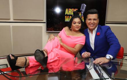 La reportera y el presentador son muy amigos. Existe mucha química entre ellos.