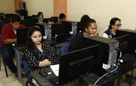Jornada. Postulantes con mejores promedios rinden la prueba Exonera en la Universidad de Guayaquil. 