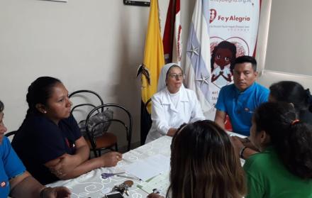 Los directivos de la escuela se reúnen con padres de familia.