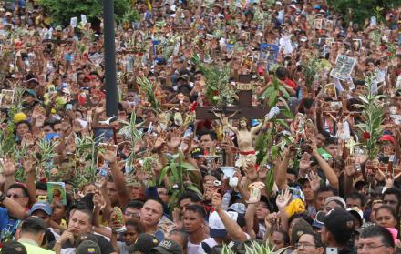 Gran multitud asiste a la procesión del Cristo del Consuelo.