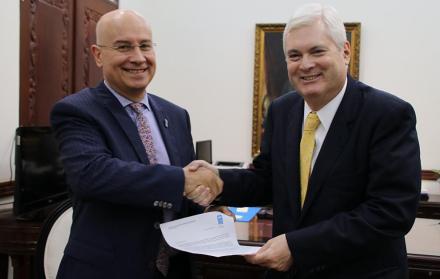 José Vicente Troya (i), durante su reunión con el Canciller de la República de Costa Rica, Manuel E. Ventura Robles.