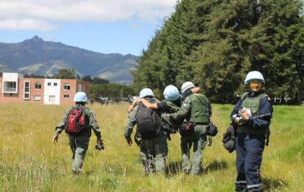 Periodistas en el ejercicio de la evacuación de un herido, como parte del curso de Corresponsales de Defensa.