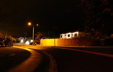 Oscuridad. Los residentes de Terranostra transitan por una avenida principal oscura, en el interior de la ciudadela. 