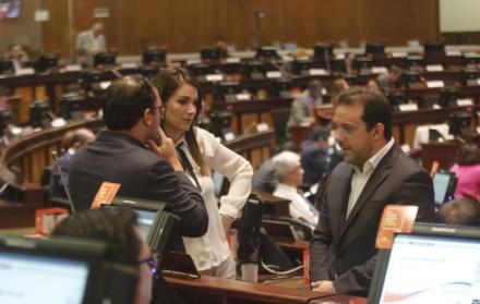 Galarza, junto a dos compañeros del bloque de CREO