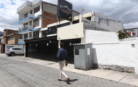 Restaurante. En la imagen se muestra el local donde se cometió la violación. Al lado, la garita de un guardia.