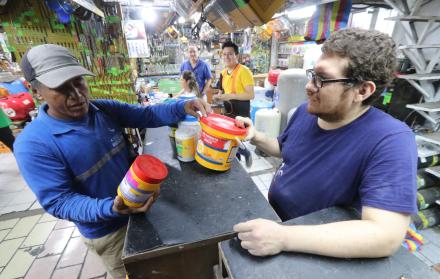 Comercio. El maestro de construcción, Gustavo Falconí, revisa productos para impermeabilizar una casa.