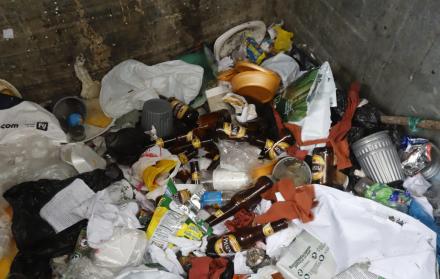 Algunas botellas fueron arrojadas a la basura, ya que servirían para preparar cocteles molotov.