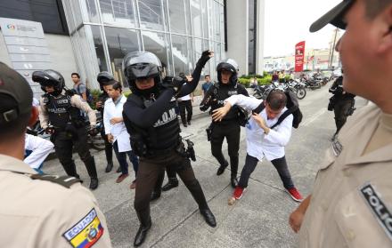 Disturbio. No hubo heridos, pero sí ocurrieron roces físicos entre los estudiantes de Medicina y uniformados.