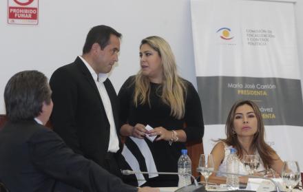 Negociación. Fausto Terán (socialcristiano) y Homero Castanier (CREO) tratan de convencer, sin éxito, a las oficialistas Karla Cadena y Kharla Chávez.