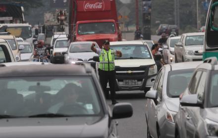 Trabajo. Uno de los 12 vigilantes intenta controlar parte de la carga vehicular de la avenida León Febres Cordero, en La Aurora.