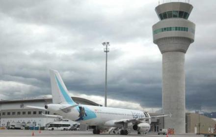 Las operaciones de la terminal aérea continúan, algunos pasajeros tuvieron que quedarse en las instalaciones por el toque de queda en la capital.
