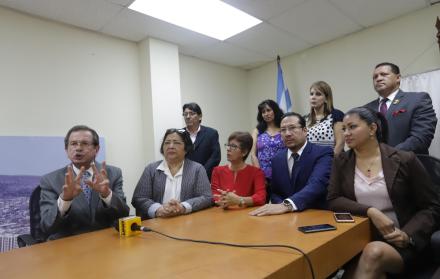 Reacción. Teddy Tama (izq. sentado), Joba Fon Fay, Gina Aguilar, Hernán Ulloa y Mónica Moreira, entre los candidatos que rechazaron la iniciativa.