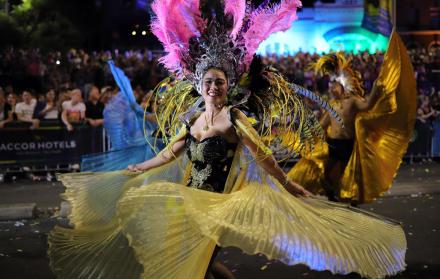 Alrededor de 12.500 personas, entre ellos policías, políticos y famosos, desfilaron vestidos con coloridos y brillantes trajes hacia el centro gay de la ciudad.