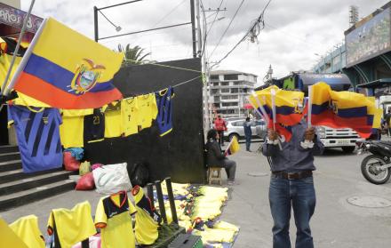 Gorras y banderas son los productos en venta en los exteriores del estadio Alejandro Serrano Aguilar de Cuenca.