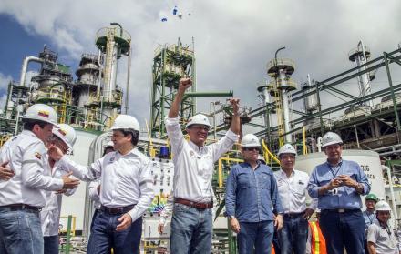 El exvicepresidente Jorge Glas, junto al exministro de Sectores Estratégicos Rafael Poveda (i), el exgerente de Petroecuador Carlos Pareja Yannuzzelli y otras exautoridades durante la reinauguración de la Refinería de Esmeraldas.