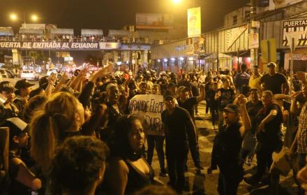 En el transcurso de las horas, los desmanes no cesaban y fue necesaria la presencia de más personal policial. 