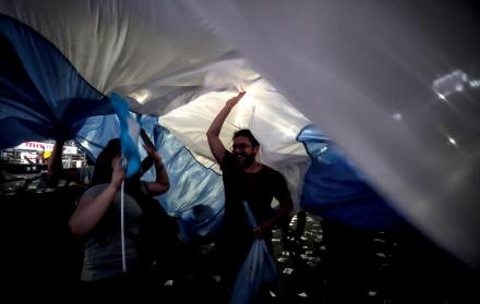 Algarabía. La noche del domingo, ciudadanos argentinos salieron a las calles de Buenos Aires, la capital, para celebrar el triunfo de los Fernández.