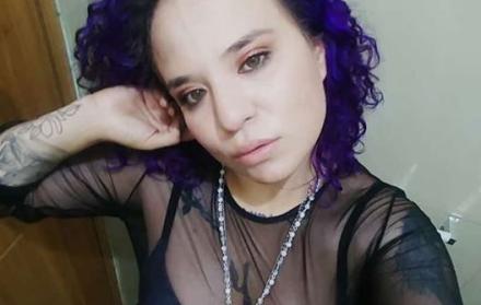 Siempre irreverente, Débora Cárdenas mostró su cuerpo y sus tatuajes.