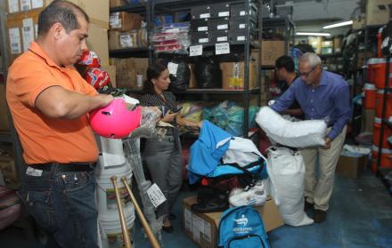 César Tapia, Yodir Barreiro (d) y Corina González lograron rescatar y entregar a los deportistas una serie de implementos que la anterior administración de Fedeguayas tenía embodegados.