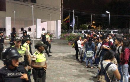 Policías en el área de la explosión. 