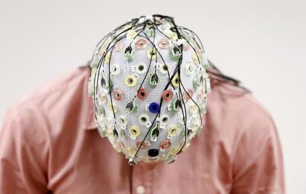 El dispositivo sería un gorro al que se le pueden conectar electrodos y aplica luz infrarroja sobre la cabeza.