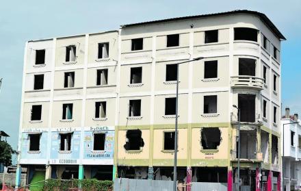 El edificio Bartolo, hoy desvencijado y abandonado, es un fantasma en el centro de Manta, en Tarqui, que solo sirve de recuerdo del frenesí comercial que tuvo la zona antes del terremoto de hace tres años.