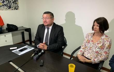 Norman Pérez (i), abogado de Paul Dean Ceglia, junto a Marie Ceglia (d).