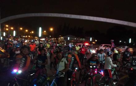 Ciclistas reunidos celebran el Día Mundial de la Bicicleta en Guayaquil.