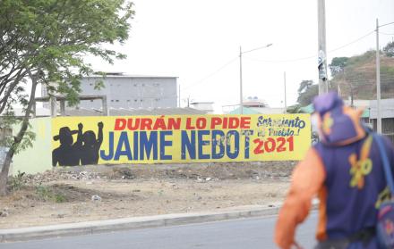 Durán. En la av. Nicolás Lapentti se puede observar murales que promocionan el nombre de Jaime Nebot.