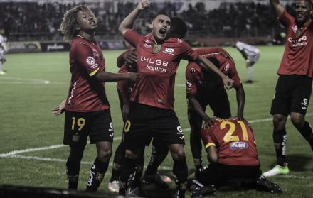 Jugadores de Deportivo Cuenca festejan el gol.