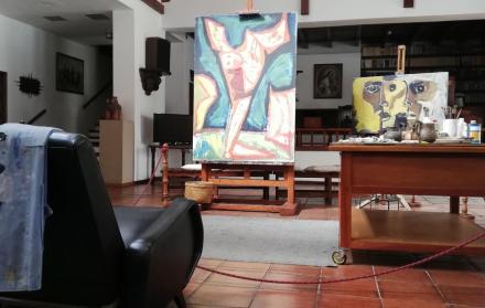 En su vivienda, un gran espacio fue destinado para que Guayasamín realizara sus obras.