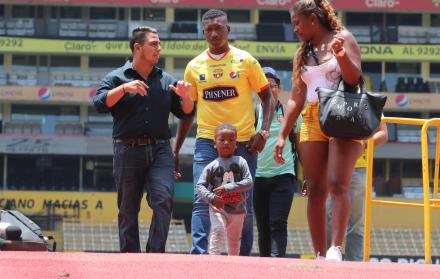 El delantero llegó al Monumental junto con su familia.
