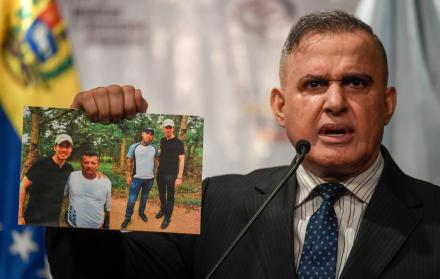 El general venezolano Tarek William Saab  muestra la fotografía de Guaidó en compañía de narcotraficantes. 